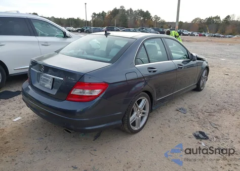 2011 Mercedes-Benz C 300 Sport z USA, uszkodzony, nr VIN WDDGF5EB5BA503921